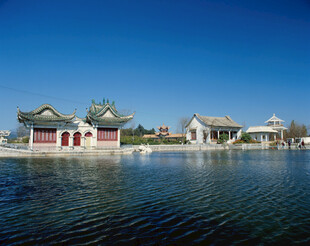 湖畔中式建筑美景