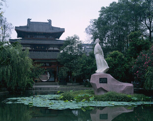古典园林中的雕像与水景