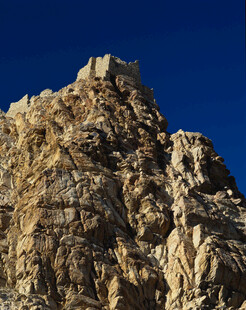巍峨嶙峋的壮观岩石山峰