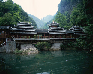 古桥横跨绿水青山间