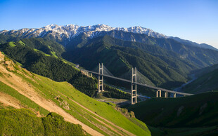 高山间的壮丽桥梁景观