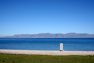 海边石碑与辽阔蓝色海景