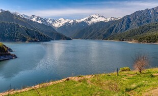 湖畔青山美景如画