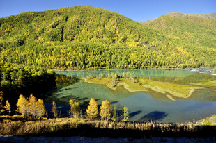 山间湖泊美景