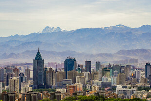 城市天际线与远山美景
