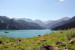 高山湖畔美景