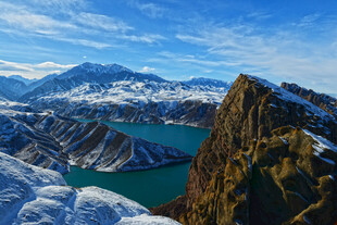 雪山湖泊壮丽自然景观