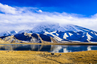 雪山下的静谧湖泊美景