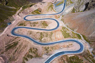 蜿蜒盘旋的山间公路
