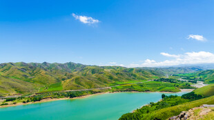 青山环绕的碧绿湖泊美景