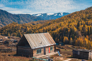 秋日山间小屋的静谧景致