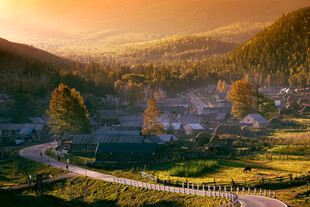 夕阳下的宁静山村美景
