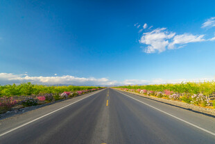 宽阔公路通向远方美景