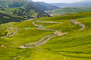 蜿蜒山路穿梭于翠绿山间
