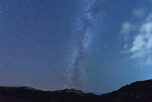 夜空下的壮丽星河景观