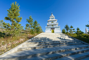 山间宝塔静谧石阶美景