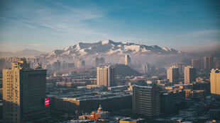 城市与雪山相映的壮丽景观