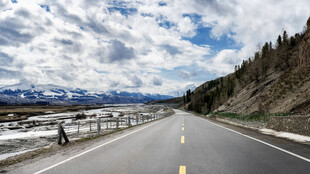 公路伸向远方的美丽风景
