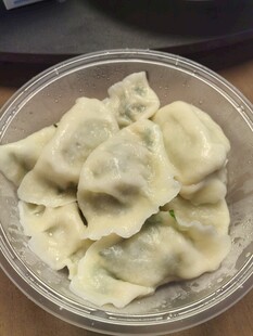 透明碗中的美味饺子