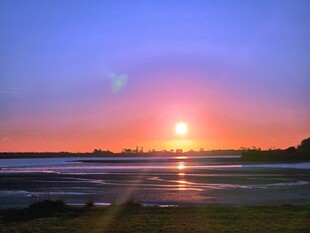 夕阳下的美丽海滨风光