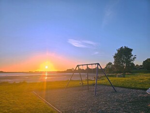 夕阳下的户外儿童游乐场景