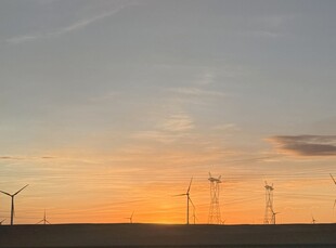 日落时分的风力发电场景