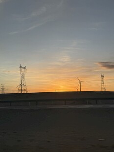 日落时分的风力发电场景