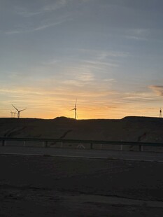 夕阳下的风力发电场景