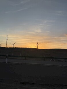 日落时分的风力发电场景