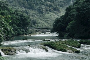 山间溪流