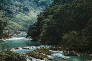 山间碧溪