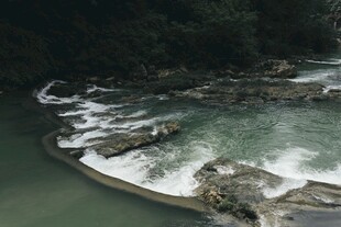 山间湍急河流与嶙峋怪石
