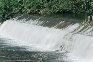 山间小瀑布流水景观