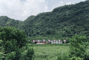 山间绿野中的村落景象