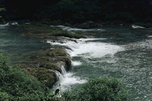 山间溪流美景