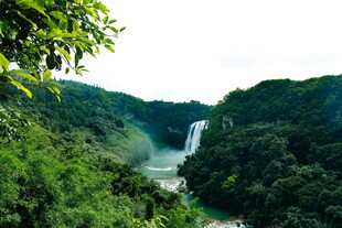 山间瀑布
