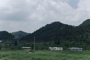 山间绿野中的房屋景观