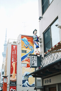 街头多彩店铺招牌景观