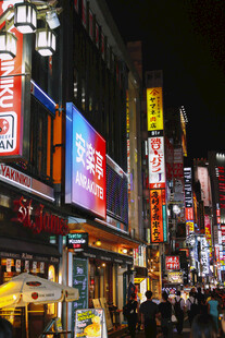 繁华都市街头夜景