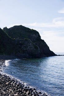 海边碎石滩与远处山峦