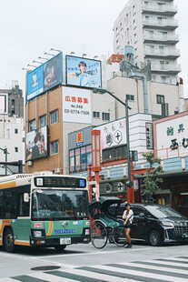 城市街头的交通与建筑景象