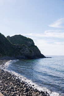 海岸边的碎石与辽阔海景