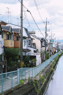 日本小巷旁的河道民居景观