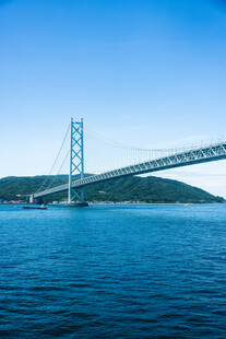 跨海大桥横跨蓝色海面
