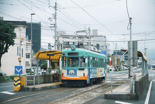 城市街头的复古有轨电车