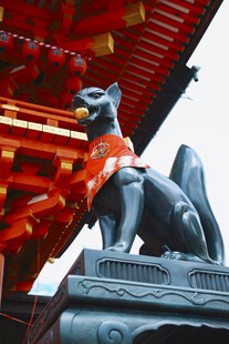 神社前的石制守护兽