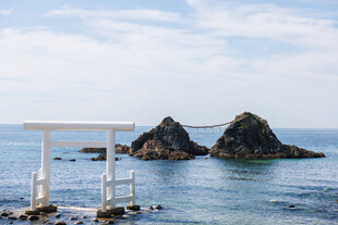 海边神社鸟居与海上礁石
