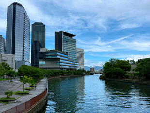 河畔都市风光