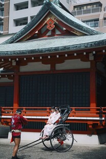 日本街头人力车夫与传统建筑