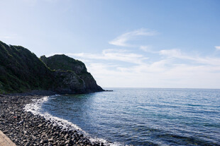海边岩石岸